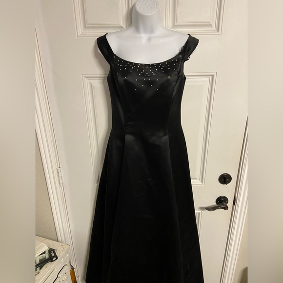 GUNNE SAX + JESSICA McLINTOCK Black Satin Boat-Neck Maxi Gown - Picture 1 of 15